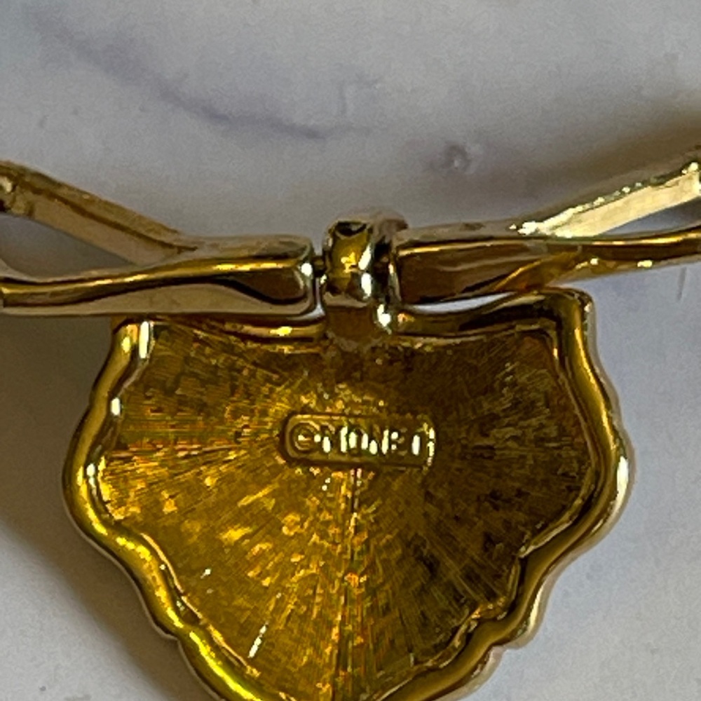 Vintage Money Gold and Cream Enameled Leaf Pendant Necklace - Picture 5 of 7